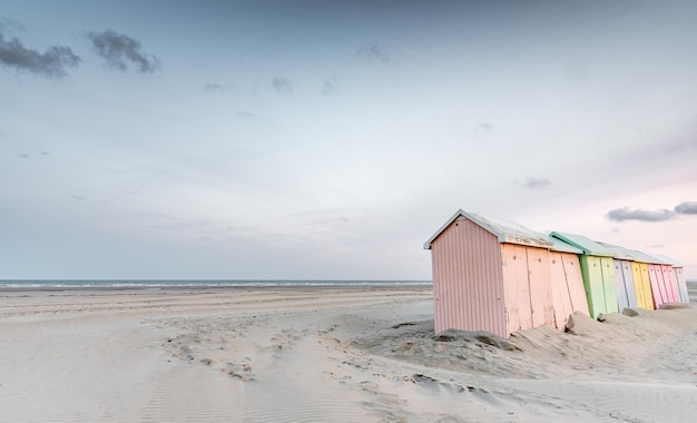 Am menschenleeren Strand von BerckPlage reihen sich am frühen Morgen bunte Badehütten aneinander