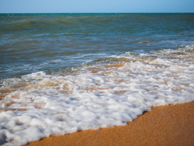 Am Morgen erschien das Meer schaumig