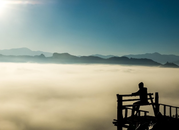 Foto am morgen verschwimmt das meer des nebligen berges im hintergrund