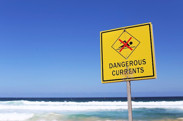 Am sonnigen Tag unterschreiben gefährliche Strömungen am Strand