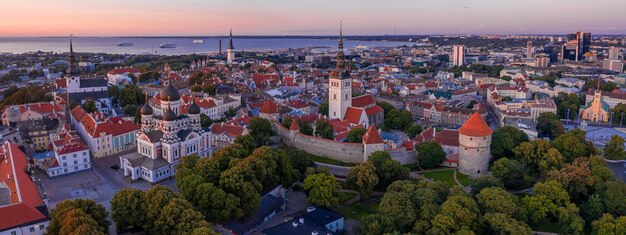 Am späten Nachmittag Sonnenuntergang Luftbild mit Blick auf die mittelalterliche ummauerte Stadt Tallinn Estland an einem frühen Herbsttag in der baltischen Region Nordeuropas.