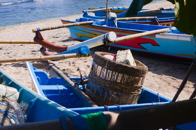 Am Strand geparkte Fischerboote