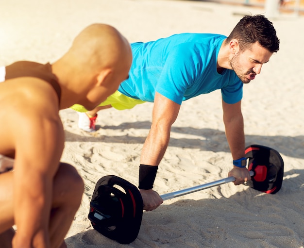 Am Strand trainieren. Personal Trainer.