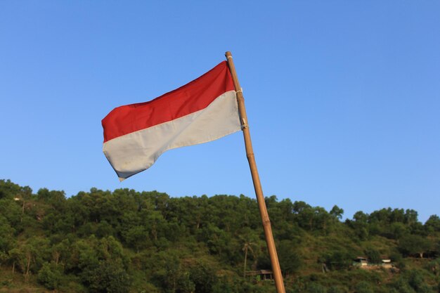 Am Strand weht die indonesische Nationalflagge