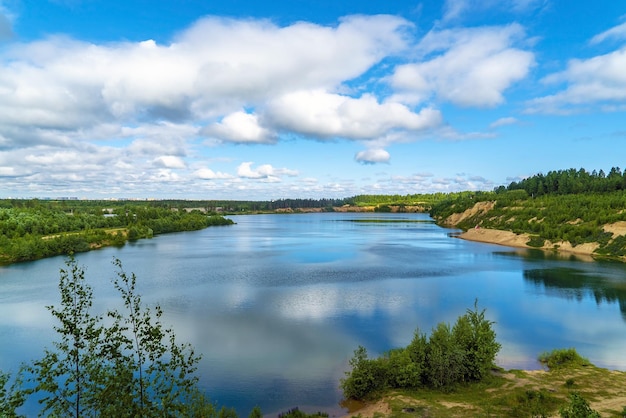 Am Ufer des Pugarevsky-Steinbruchs Sommerlandschaft Leningrader Gebiet Vsevolozhsk