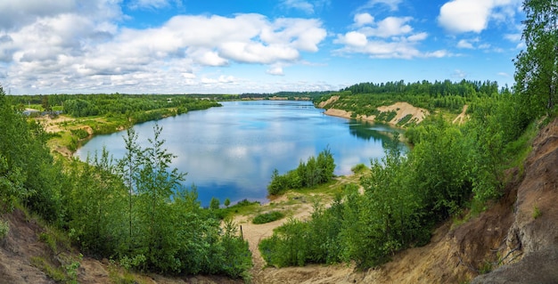 Am Ufer des Pugarevsky-Steinbruchs Sommerlandschaft Leningrader Gebiet Vsevolozhsk