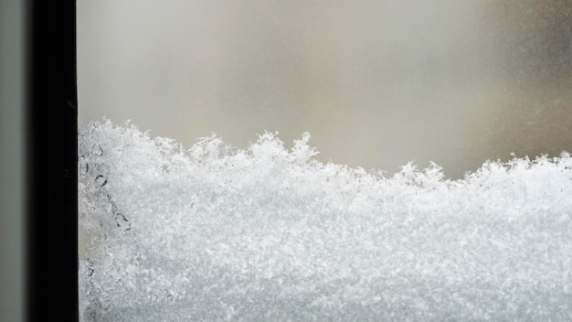 Am Wintertag lag viel Schnee vor dem Fenster.