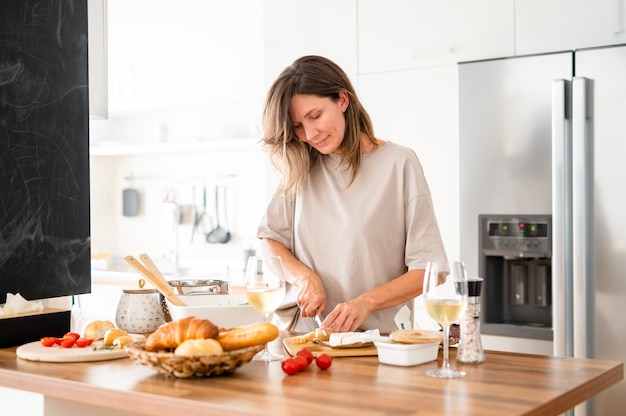 ama de casa cocinando en la cocina