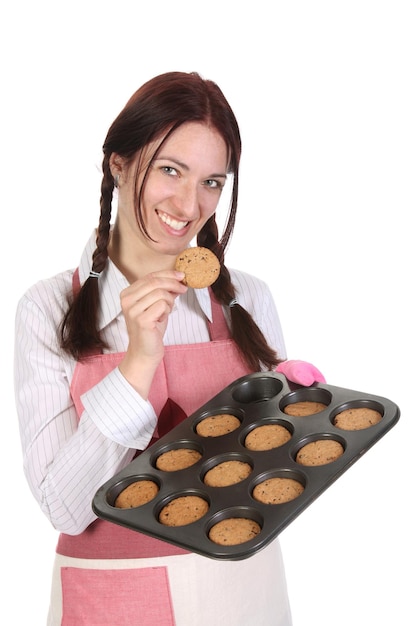 Ama de casa comiendo un trozo de pastel de chocolate