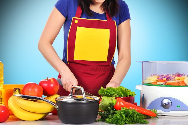 Ama de casa cortando verduras