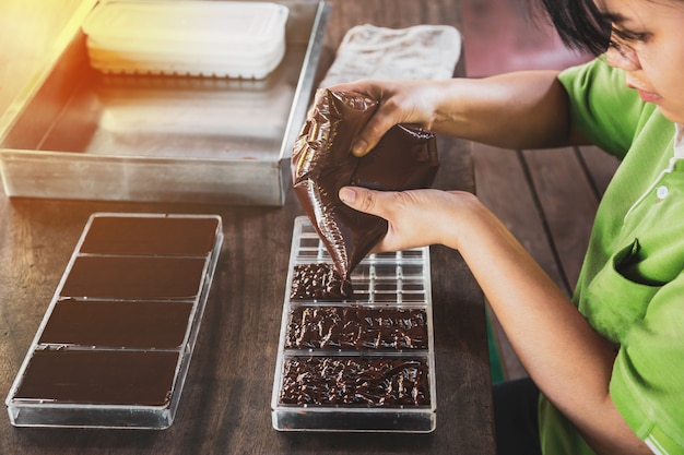 Ama de casa haciendo chocolates artesanales en casa