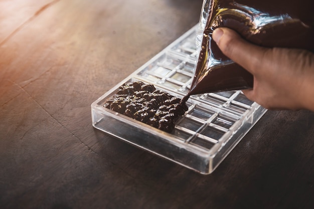 Ama de casa haciendo chocolates artesanales en casa