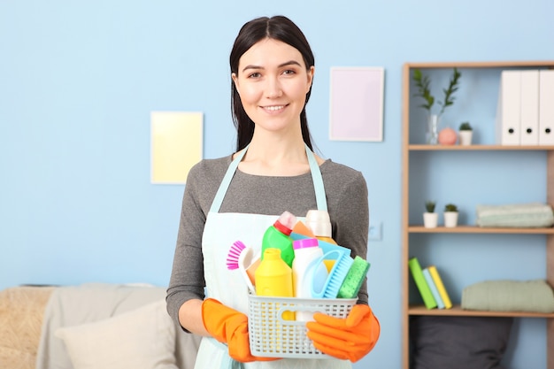 Ama de casa joven está haciendo limpieza de la casa closeup