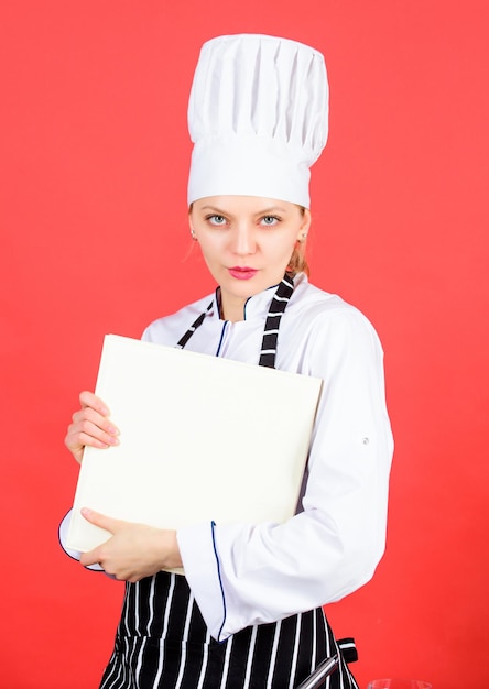 Ama de casa con libro de cocina chef profesional en cocina Menú de restaurante de cocina Mujer de dieta culinaria con sombrero de cocinero y delantal mujer sexy cocinando comida saludable por receta eres lo que comes