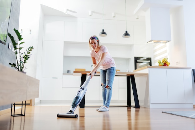 Ama de casa limpiando la casa.