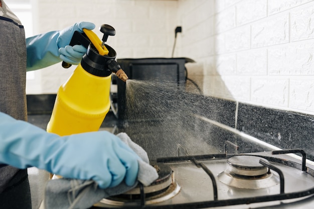 Limpieza a Vapor De La Cocina Con Generador De Vapor Profesional.  Limpiadora De Mujeres Está Humeando Y Desinfectando La Cocina Imagen de  archivo - Imagen de apartamento, sucio: 266053241