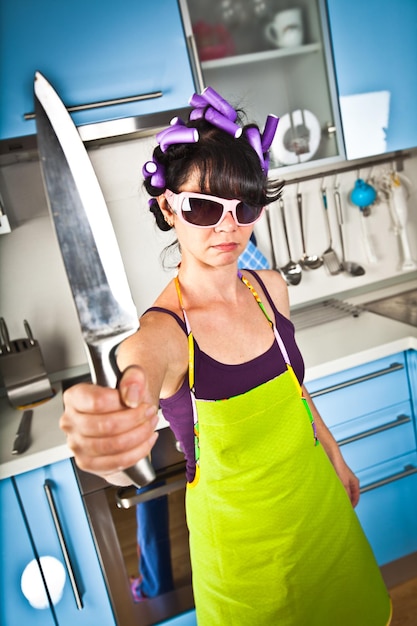 ama de casa loca en un interior de la cocina