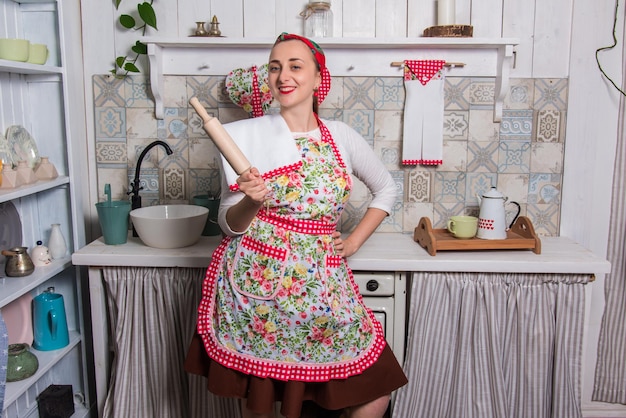 Una ama de casa realmente linda cocina en la cocina