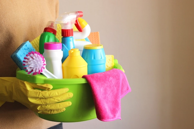 Ama de casa tiene una canasta con productos de limpieza y desinfección