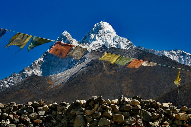 Ama Dablam 6856 Meter hoch mit Gebetsfahnen in Nepal