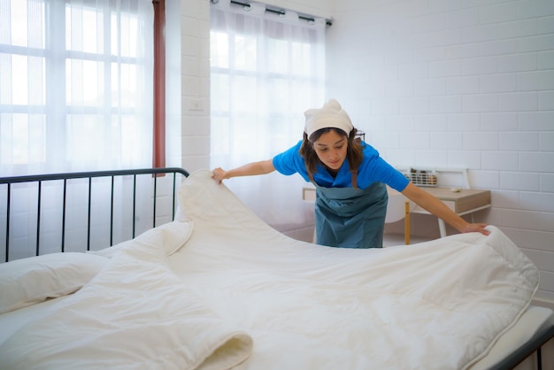 Foto la ama de llaves hace la cama con precisión