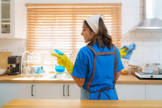 Foto la ama de llaves limpia la cocina de la casa