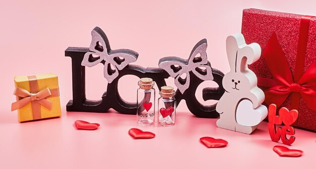 Ama la medicina. Te amo. Las tabletas en frascos están besando el Día de San Valentín. Fondo de amor. Regalos en forma de corazones sobre un fondo rosa con la inscripción amor.