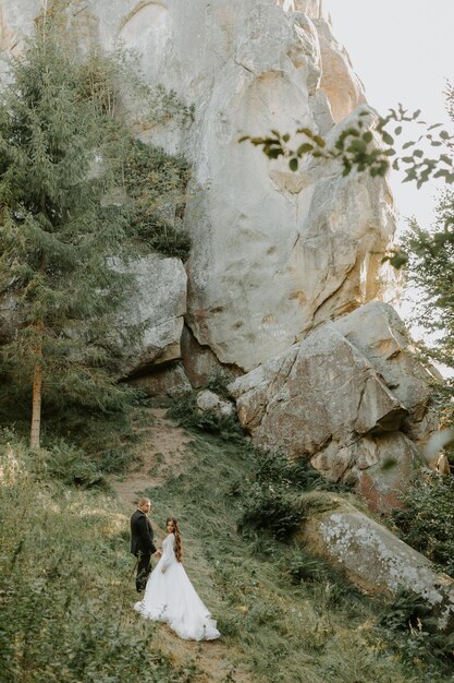 Ama a la pareja a la luz del sol. Sentimientos románticos al atardecer