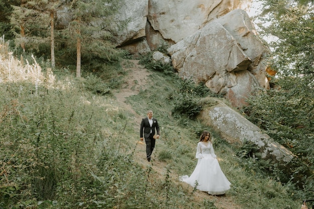 Ama a la pareja a la luz del sol. Sentimientos románticos al atardecer