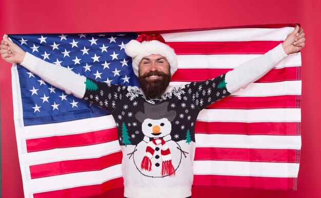 Ama a tu país. Navidad en Estados Unidos de América. Saludos a todos mis compatriotas. Hombre americano mantenga la bandera de Estados Unidos. Espíritu nacional. Navidad. Guy celebra la Navidad. Hipster alegre.