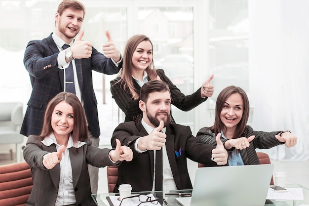 amable equipo de negocios hace un gesto de pulgar hacia arriba