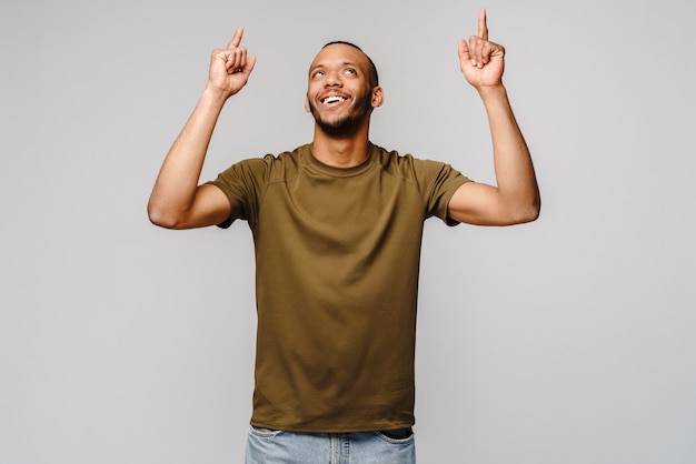 Amable joven vistiendo una camiseta verde