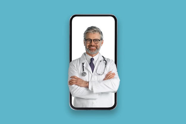 Amable médico de mediana edad en collage de pantalla de teléfono celular