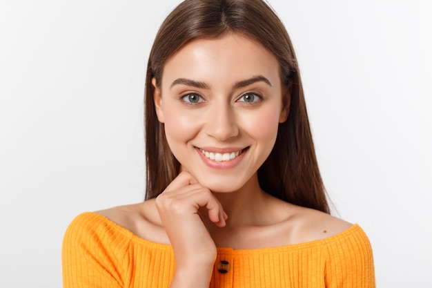 Amable mujer joven sonriente con hermoso rostro retrato