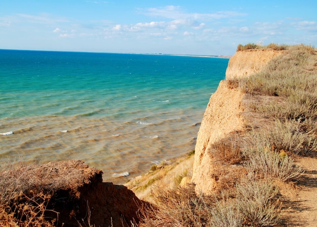 Amable a la orilla del mar desde una montaña