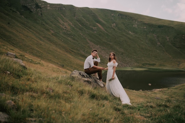 Amable pareja de novios entre las montañas solo