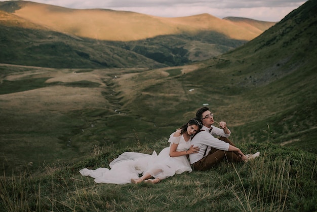 Amable pareja de novios entre las montañas solo