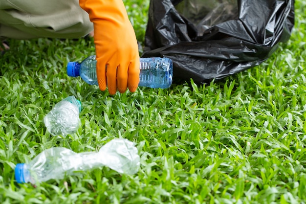 Amables voluntarios ecológicos sosteniendo paquetes y recolectando basura de botellas de plástico