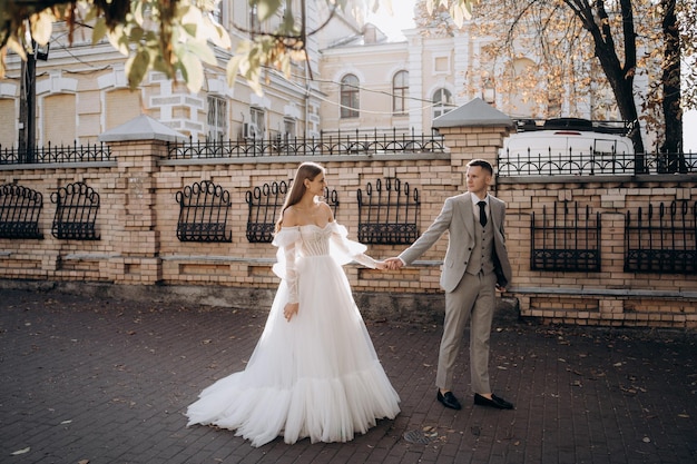 Foto amada pareja casándose con boda phtoshoot al aire libre