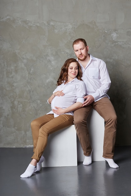 Foto amado marido e mulher estão esperando o bebê