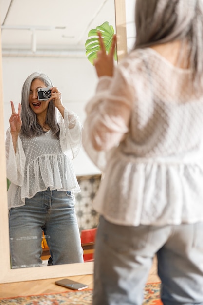 Amadureceu a linda mulher asiática de cabelo pálido em casa