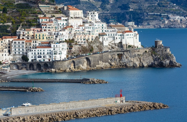 Amalfi-Stadtküstenansicht auf felsigem Hügel, Italien.