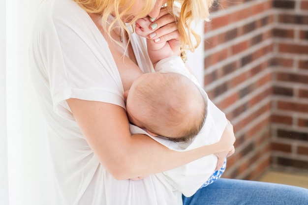 Foto amamentando mãe e bebê