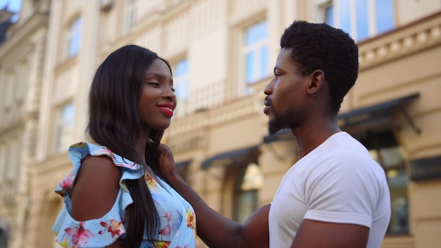 Amando casal afro abraçando na rua Garota e cara se tocando ao ar livre