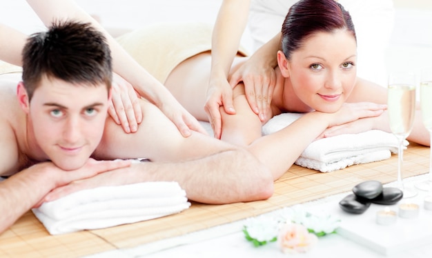 Amando jovem casal desfrutando de uma massagem nas costas