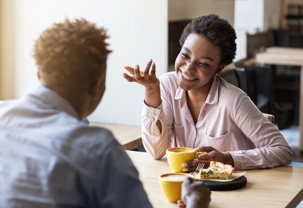 Amando o casal afro-americano conversando na cafeteria na hora do almoço