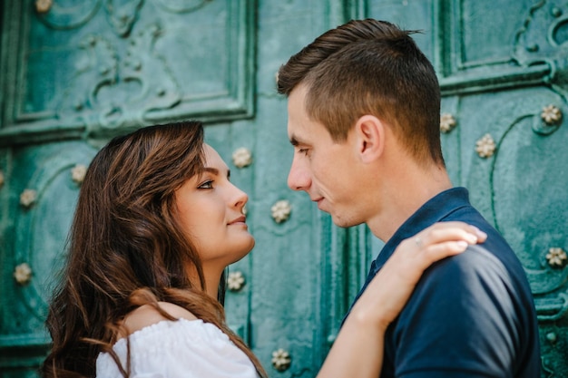 Amando o casal feliz menino e menina no dia de São Valentim ao ar livre Um homem e uma mulher nas ruas da cidade