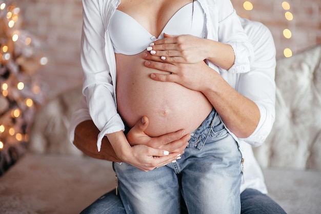 Amando o casal grávido segurando a barriga