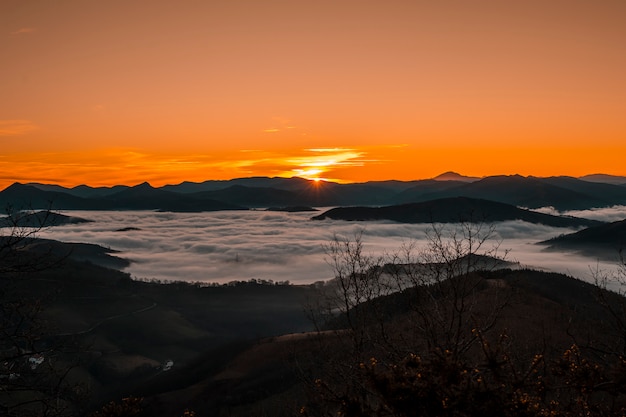 Amanece nublado una mañana en el valle