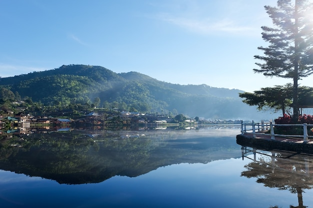 Amanecer de la aldea Ban Rak Thai en Mae Hong Son